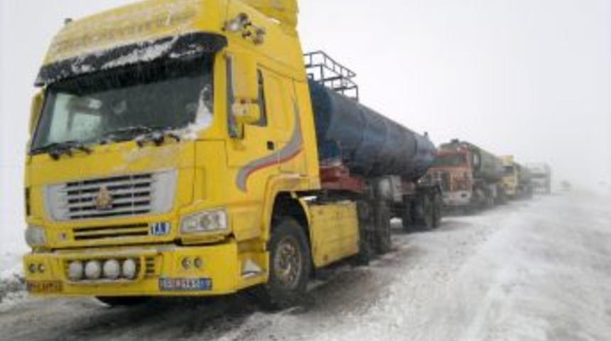 Kar Ve Tipi Nedeniyle Ara&ccedil;larıyla Yolda Mahsur Kaldılar