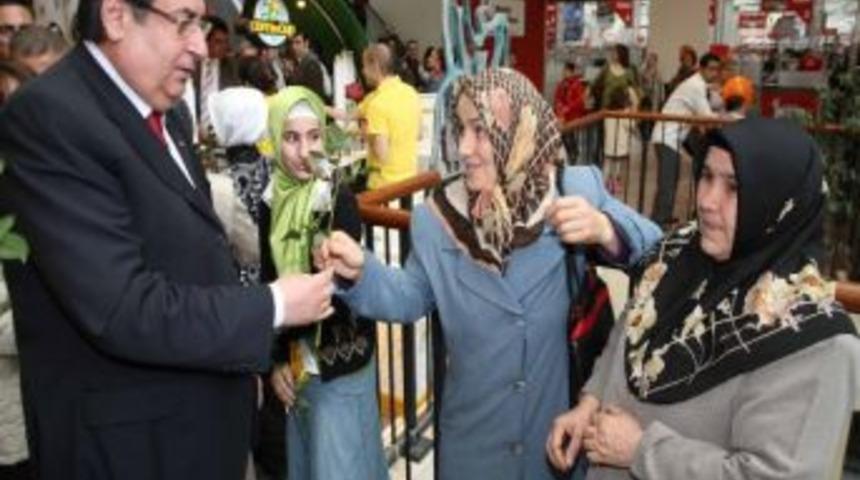 Başkan &Ouml;zcan Kadınlar G&uuml;n&uuml;&rsquo;n&uuml; Kutladı