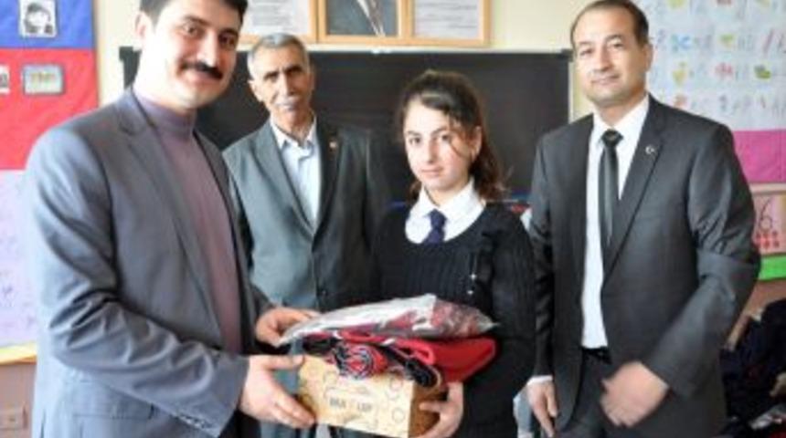 K&ouml;y &Ouml;ğrencilerine &Uuml;niforma Yardımı