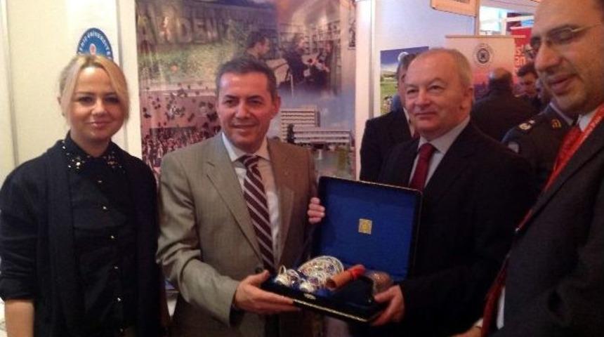 A&uuml; L&uuml;bnan&rsquo;da D&uuml;zenlenen T&uuml;rk &Uuml;niversiteleri Fuarı&rsquo;na Katıldı