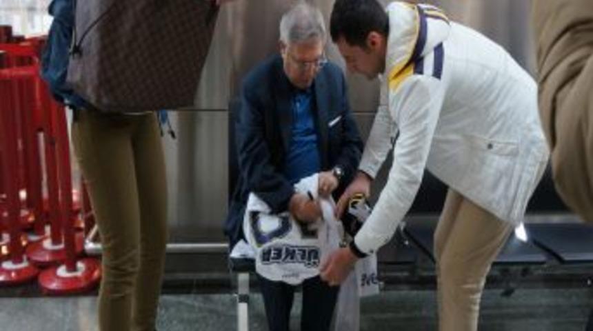 Aziz Yıldırım Forma Imzaladı