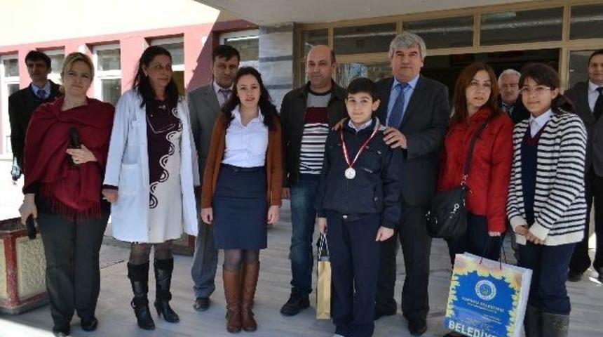 Olimpiyat Şampiyonu &Ouml;d&uuml;l Yağmuruna Tutuldu