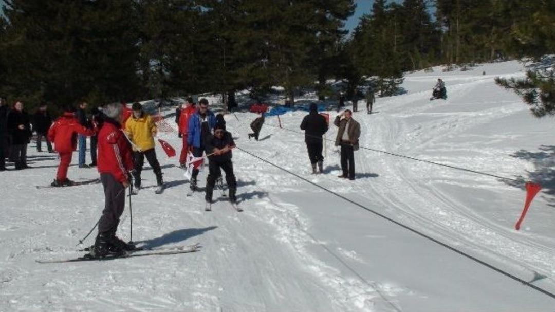 Murat Dağı Kayak Merkezi'nde 300 Kişiye Kayak Eğitimi