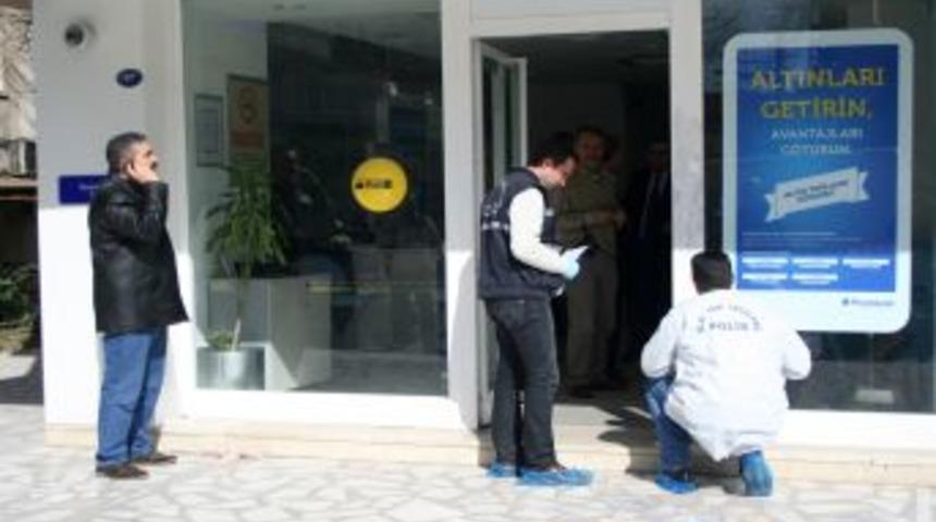 İzmir'de Ka&ccedil;an Banka Soyguncuları Aranıyor