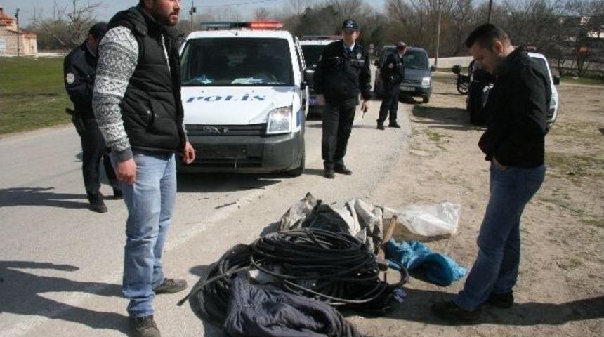 Hırsızlık Yaptı, Polis Otosuna &Ccedil;arptı, Yaralanan Ailesini Bırakıp Ka&ccedil;tı