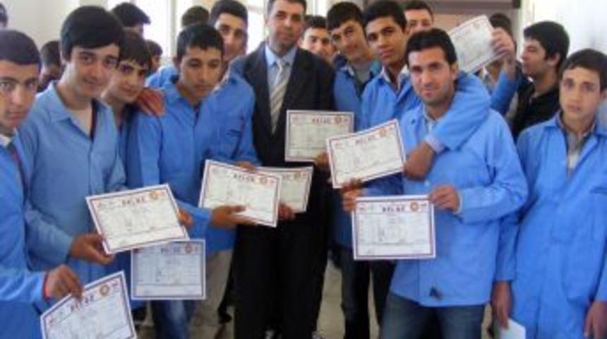 Tarsus'ta Otomasyon Kursunu Tamamlayanlara Belgeleri Verildi