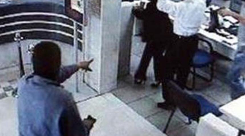 Oyuncak silahla banka soydu