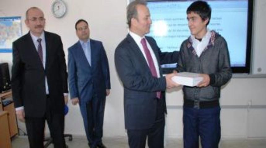 Tunceli Valisi G&uuml;ner, &Ouml;ğrencilere Tablet Bilgisayar Dağıttı