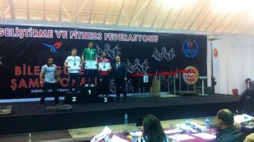 Yalovalı Bilek G&uuml;reşlilerden Madalya Şov