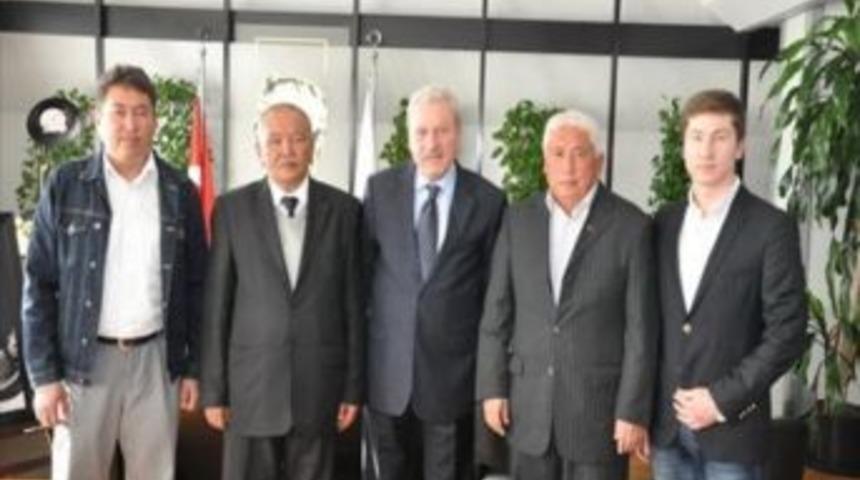 Kazak T&uuml;rkleri Derneği, Başkan Okay&rsquo;ı Ziyaret Etti