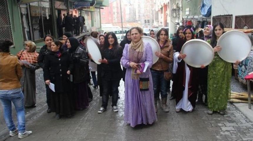 Def Ve Zırnıklarla Davetiye Dağıttılar