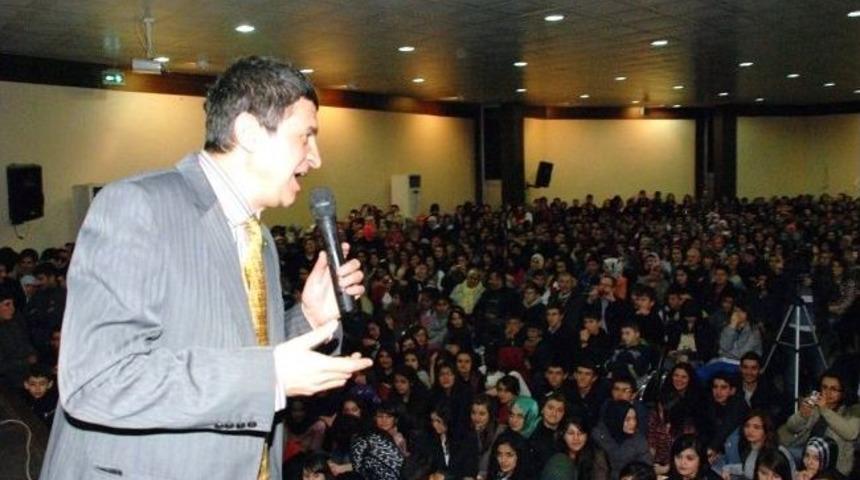 Gediz'de Tiyatro Sevgisi İzdiham Yaşattı