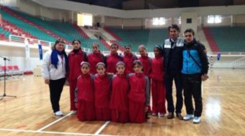 &Ccedil;aldıranlı Kızların B&uuml;y&uuml;k Başlarısı