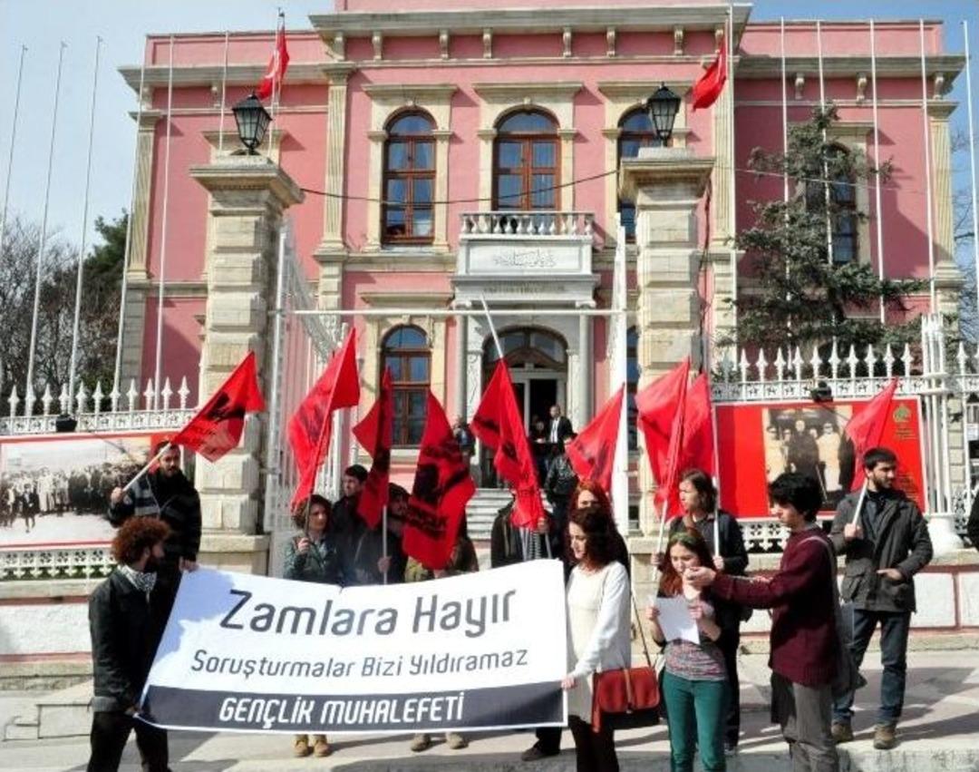 Edirne Belediyesi &Ouml;n&uuml;nde İki Ayrı Ulaşım Zammı Protestosu