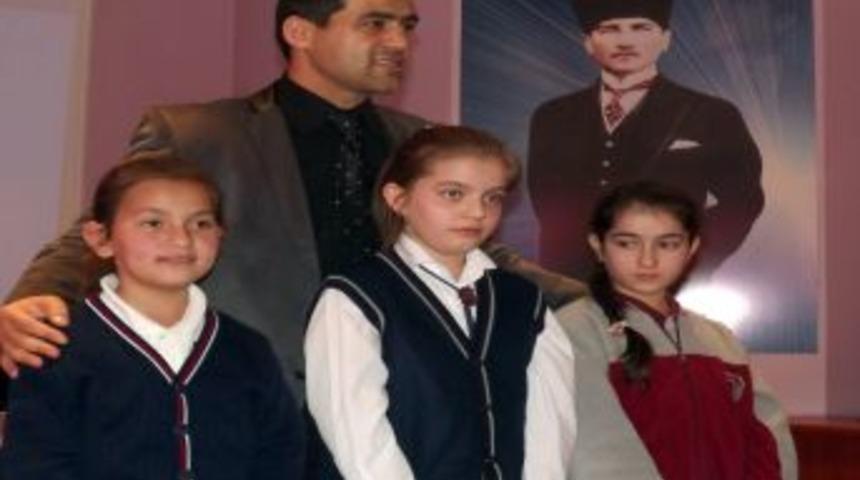 İstiklal Marşı'nı En Iyi Okumak I&ccedil;in Yarıştılar