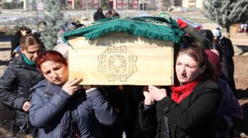 Kayınbabasının &Ouml;ld&uuml;rd&uuml;ğ&uuml; Gen&ccedil; Kadını Kadınlar Toprağa Verdi