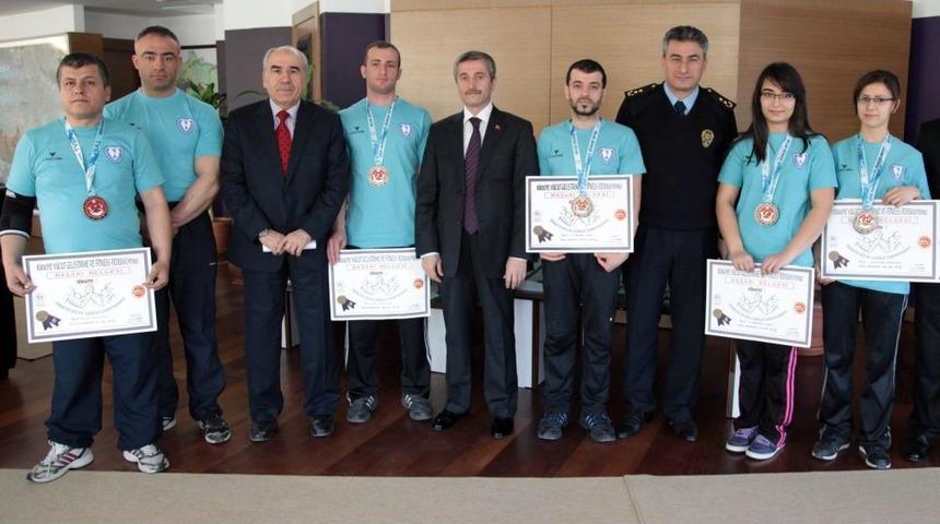 Şahinbey Belediyesi Bilek G&uuml;reş&ccedil;ileri 7 Madalya Ile D&ouml;nd&uuml;