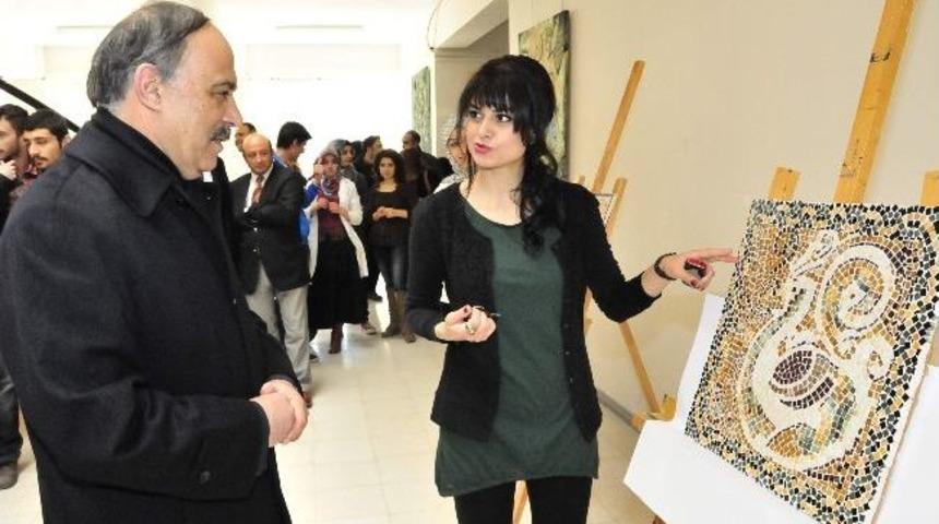 &Uuml;niversite &Ouml;ğrencilerinin Mozaik Resim Sergisi