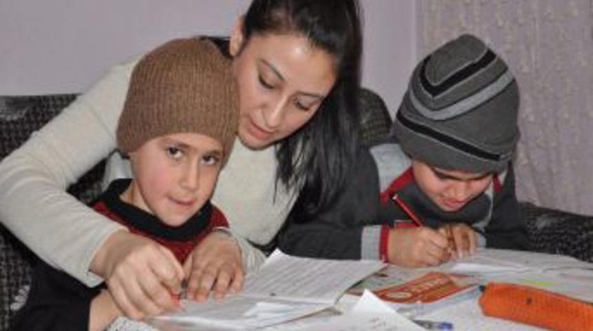 Korkut&rsquo;ta Kas Hastası Kardeşlere Evde Eğitim Veriliyor