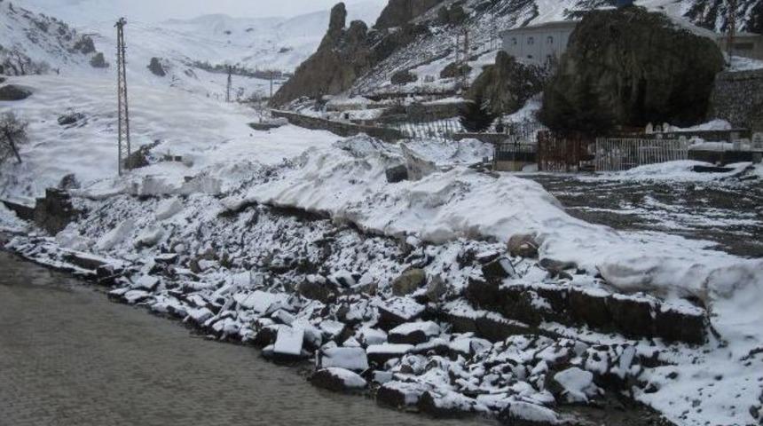 Şeyh Mehmet Selim Seven T&uuml;rbesi İhata Duvarları &Ccedil;&ouml;kt&uuml;
