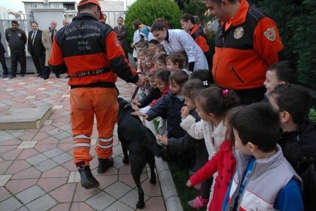 Anaokulu Öğrencilerine Deprem Tatbikatı