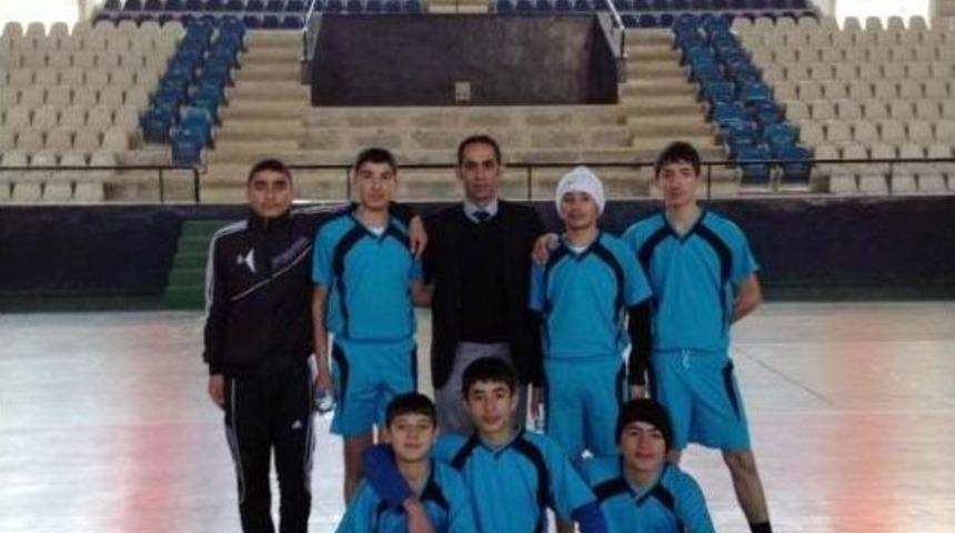G&uuml;&ccedil;l&uuml;konak Merkez Ortaokulu Futsalda B&ouml;lge Şampiyonu Oldu