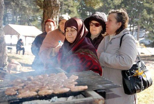 Kaplıca Müşterilerinin Zirvede Mangal Keyfi