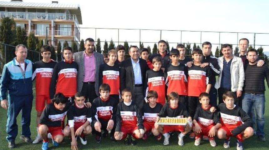 Turgutluspor Onursal Başkanı Serhat Orhan, Centilmen Takımı Ziyaret Etti