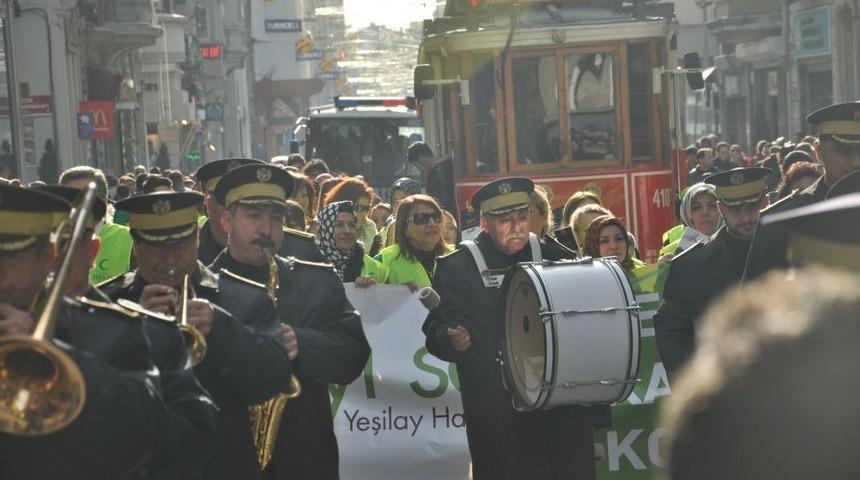 Kadınlar, Sigara Ve Alkole Karşı Y&uuml;r&uuml;d&uuml;