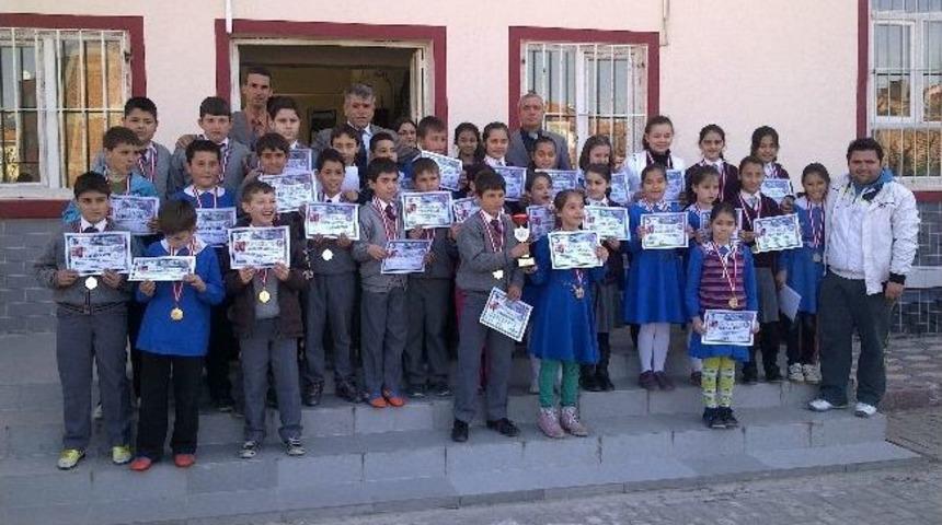 Manisa İl Birincisi Olan Ekip, Kayalıoğlu Belediye Başkanı'nı Ziyaret Etti