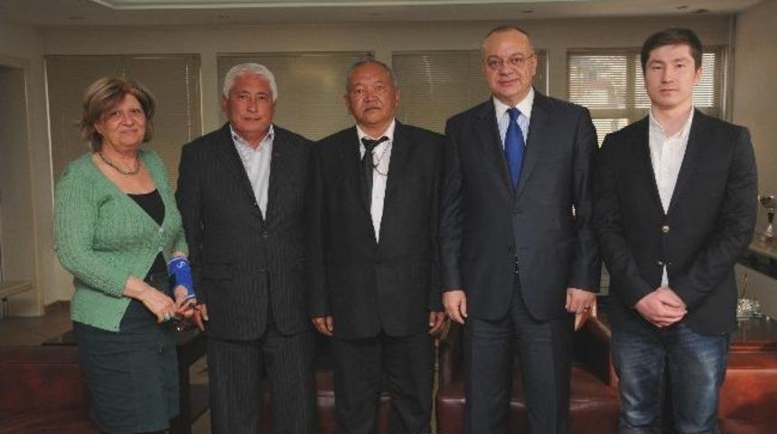 Kazak T&uuml;rkleri&rsquo;nden Başkan Erg&uuml;n&rsquo;e Ziyaret