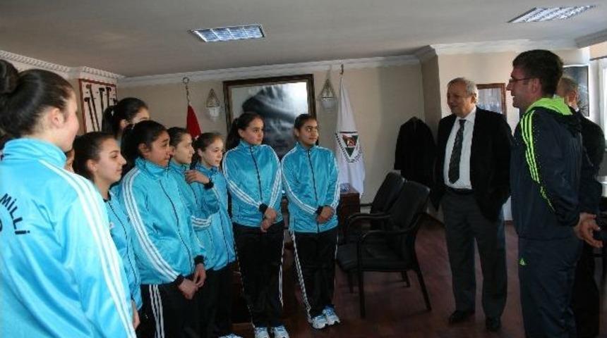 Başkan Semerci Şampiyon Kızları Ağırladı