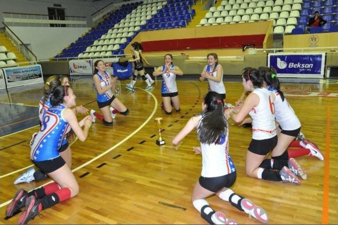 Altınovalı Voleybolcu Kızların B&uuml;y&uuml;k Başarısı