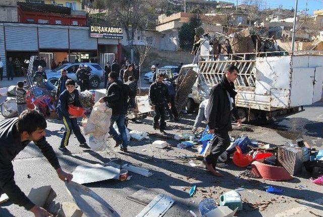 Seyir Halindeki Kamyonet Devrildi: 1 Yaralı