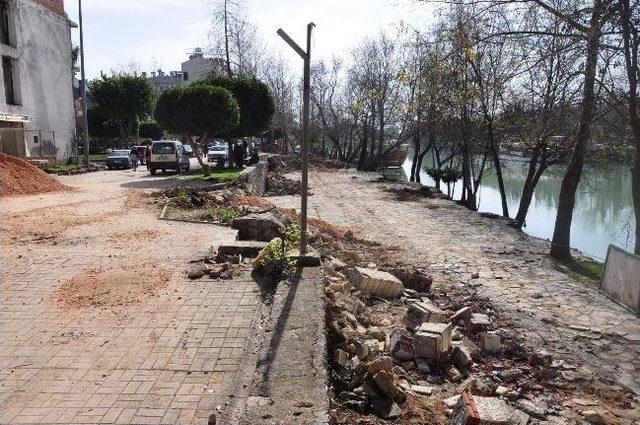 Manavgat'ta Irmak Kenarı Düzenleme Çalışmaları Devam Ediyor