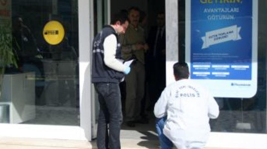 İzmir'de Bankadan 20 Bin Lira &Ccedil;alan Hırsızın Otomobili Bulundu