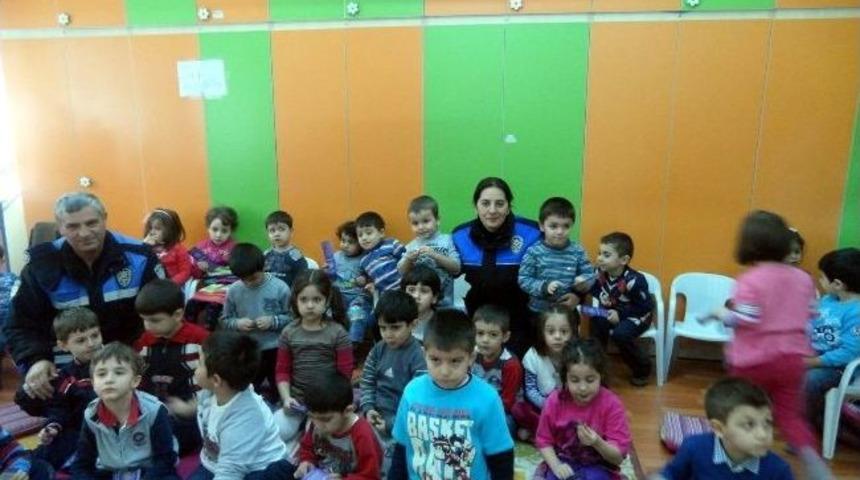 Polisler Okullarda Bilgilendirme &Ccedil;alışmalarına Devam Ediyor