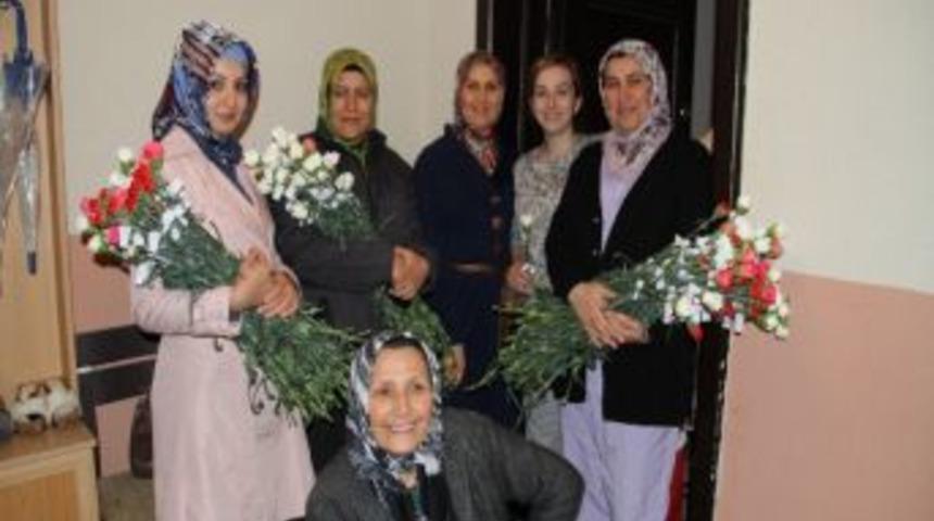 Başkan Mergen, Kadınlara Karanfil Dağıttı
