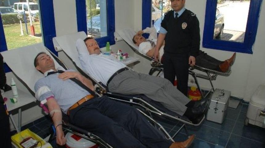 Antalya Emniyet M&uuml;d&uuml;rl&uuml;ğ&uuml; Personeli Kan Bağışında Bulundu