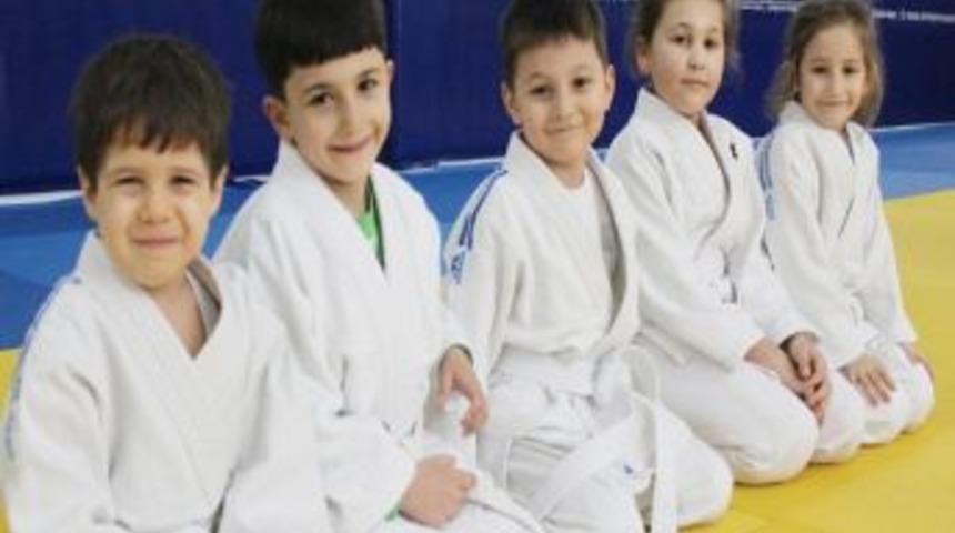 Kağıtspor &Ccedil;ocukların Geleceğini Şekillendiriyor