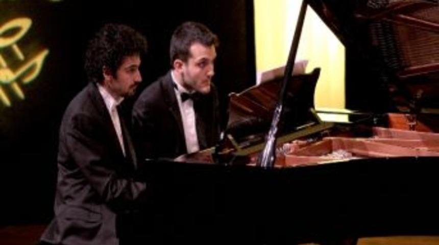 Virt&uuml;&ouml;zlerden Karşıyaka&rsquo;ya &ldquo;4 El Piyano Resitali&rdquo;