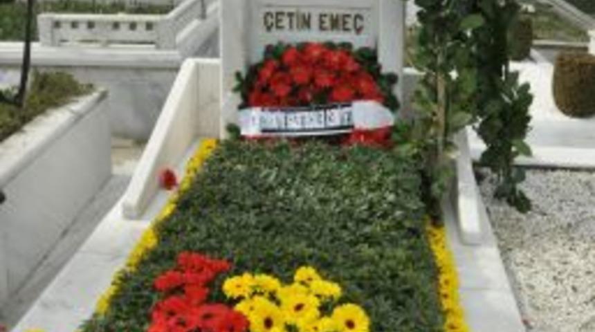 &Ccedil;etin Eme&ccedil; Mezarı Başında Anıldı