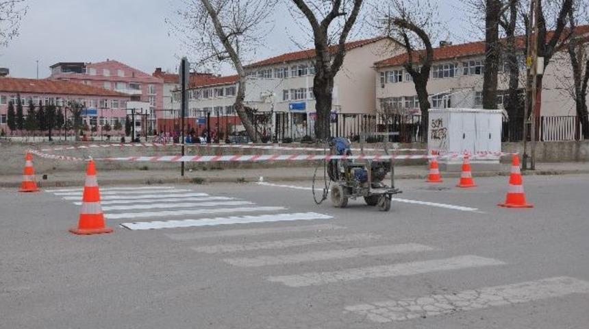Yaya Ge&ccedil;idi &Ccedil;izgileri Boyanıyor