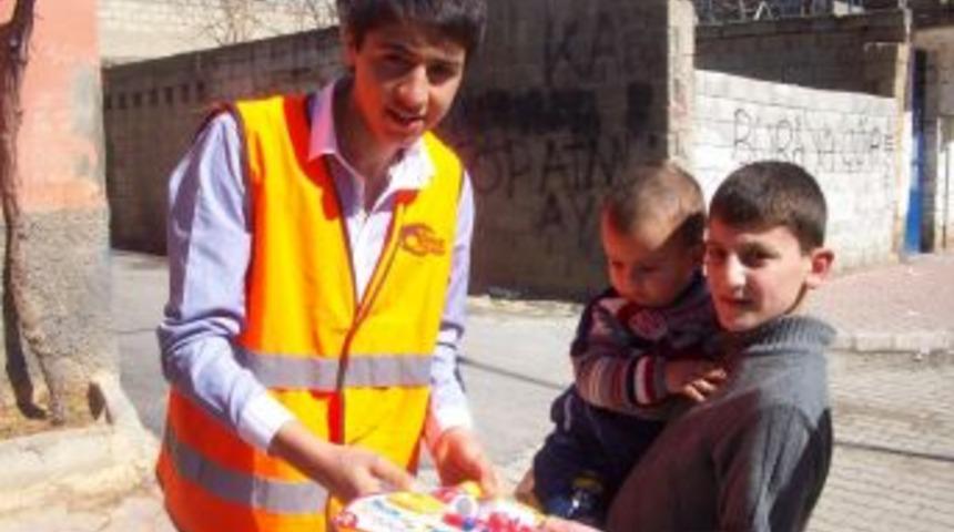 &Ouml;ğrenciler, Suriyeli Kardeşlerinin Ellerinden Tuttu