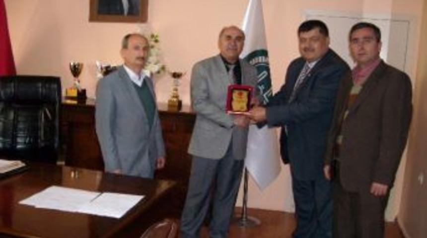 Soma Muhtarlar Derneği'nden M&uuml;ft&uuml; Karatuğ'a Plaket