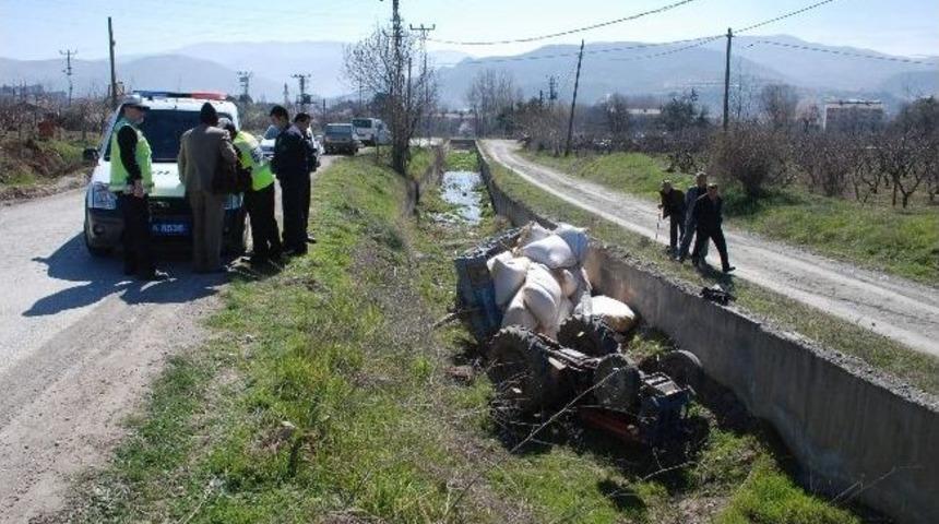 Trakt&ouml;r Sulama Kanalına U&ccedil;tu: 2 Yaralı