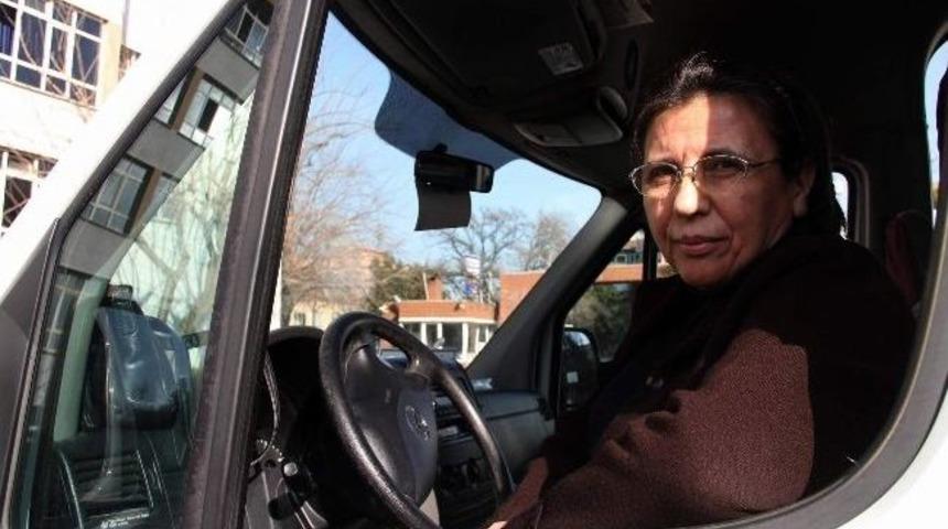 &Ouml;ğrencilerin &Ouml;d&uuml;ll&uuml; Şof&ouml;r Ablası 23 Yıldır Direksiyon Sallıyor