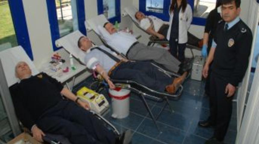 Antalya Polisi Kan Bağışladı