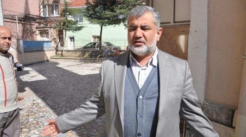 Cami Tuvaletinin Kapısını &Ccedil;aldılar