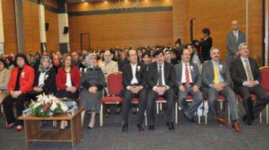 Balıkesirli Şehidin Eşine 'Fedak&acirc;r Anne' &Ouml;d&uuml;l&uuml; Verildi